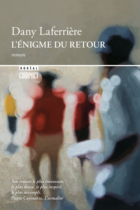 Un jeune homme de vingt-trois ans a quitté son pays de façon précipitée. Un homme épuisé y retourne, trente-trois ans plus tard. Le jeune homme est passé de l’étouffante chaleur de Port-au-Prince à l’interminable hiver de Montréal. Du Sud au Nord. De la jeunesse à l’âge mûr. Entre ces deux pôles se trouve coincé le temps pourri de l’exil.