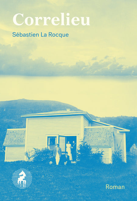
Guillaume Borduas, vieil ébéniste fatigué de Mont-Saint-Hilaire, voit ses habitudes bousculées par l’arrivée de Florence, qui veut reprendre le métier après un accident de travail. Ensemble, ils partageront dans l’atelier un savoir-faire issu de la lenteur et de la transmission. Les rejoindra chaque vendredi une flopée d’irréductibles patenteux, parfois artisans mais toujours grands buveurs, formant un cercle de parole prétexte à toutes les histoires.
Correlieu est un terme de marine qui signifie « tenir corps et lieu » et le nom de l’atelier du peintre hilairemontais Ozias Leduc. Dans La Vallée-du-Richelieu, les vergers ancestraux disparaissent désormais au profit des lotissements immobiliers, mais qui sait y voir y trouvera encore des lieux de résistance où gravitent peut-être les derniers hommes libres. Dans une langue pétrie d’humour, ils chantent les airs beaux et fragiles des héritiers du présent.
978-2-924491-48-5