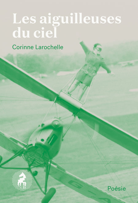 «je brûlerai la cage en me logeant entière dans le péril»

Saisie de terreur au-dessus de l’océan Atlantique, Corinne Larochelle a cru qu’elle ne pourrait plus remonter dans un avion. Elle cherche dans ses poèmes les racines de sa phobie, sur les traces de trois femmes volantes, l’aérostière Sophie Blanchard et les pilotes Bessie Coleman et Amelia Earhart. À la poursuite de son ciel intérieur, elle éprouvera la légèreté et l’angoisse, le désir d’ascension et la chute.