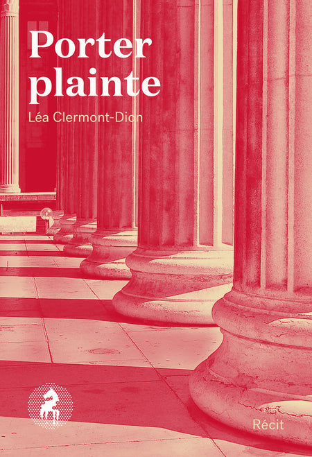 « Elle me conseille vivement de ne pas porter plainte contre lui, car je pourrais nuire à ma carrière. D’ailleurs, il ne m’a pas violée et il vaut mieux ne pas en faire tout un plat. »
Agressée sexuellement par son patron à l’âge de dix-sept ans, Léa Clermont-Dion décide, près d’une décennie plus tard, de poursuivre l’agresseur en justice. Elle consignera son expérience dans son journal jusqu’au procès. Pendant ce temps, l’af- faire Harvey Weinstein déclenche le mouvement #MeToo, et des millions de femmes dénoncent la culture du viol à visage découvert.
La déposition criante de vérité de Porter plainte témoigne de la froide autorité du droit et des luttes des victimes de crimes sexuels, qui reprennent la parole qu’on leur a soustraite.